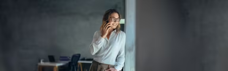 femme telephone Mobile scaled 1